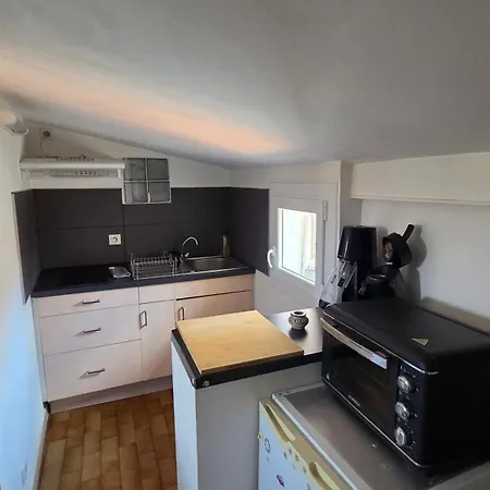 T2 Mansarde Au Coeur De L'ecusson 아파트 *